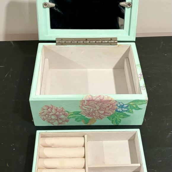 Light Green Floral Painted Vintage Jewelry Box - Picture 4 of 13